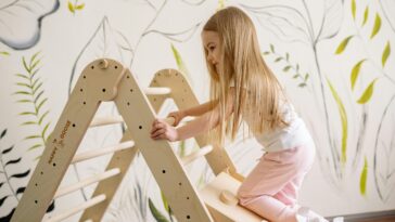 Educación del movimiento en la primera infancia cómo el triángulo Pikler impulsa —y limita— el desarrollo motor autónomo