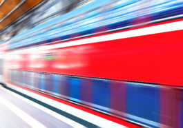 Tren viajando a alta velocidad