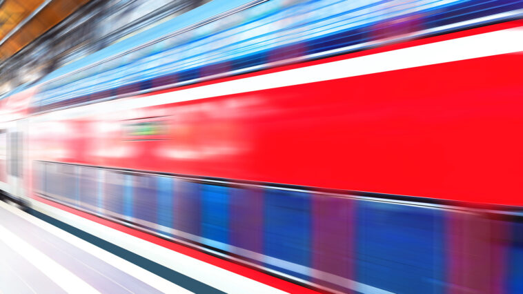 Tren viajando a alta velocidad