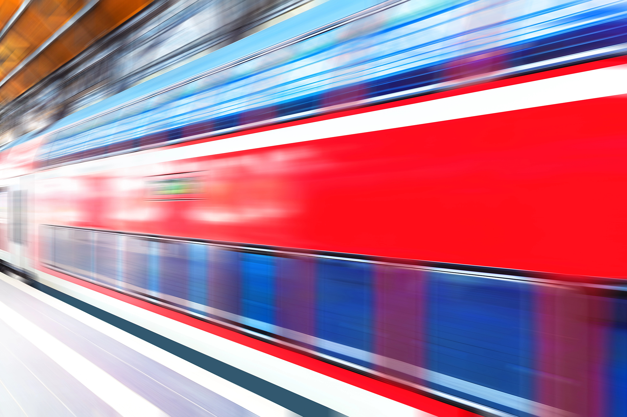 Tren viajando a alta velocidad