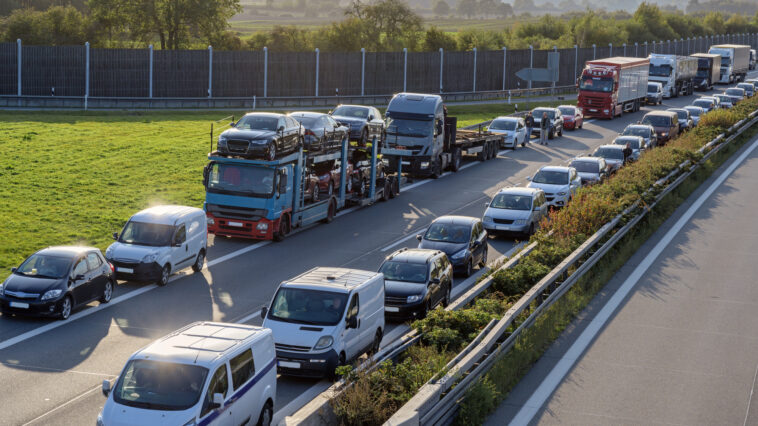 Atasco de tráfico con carril de emergencia