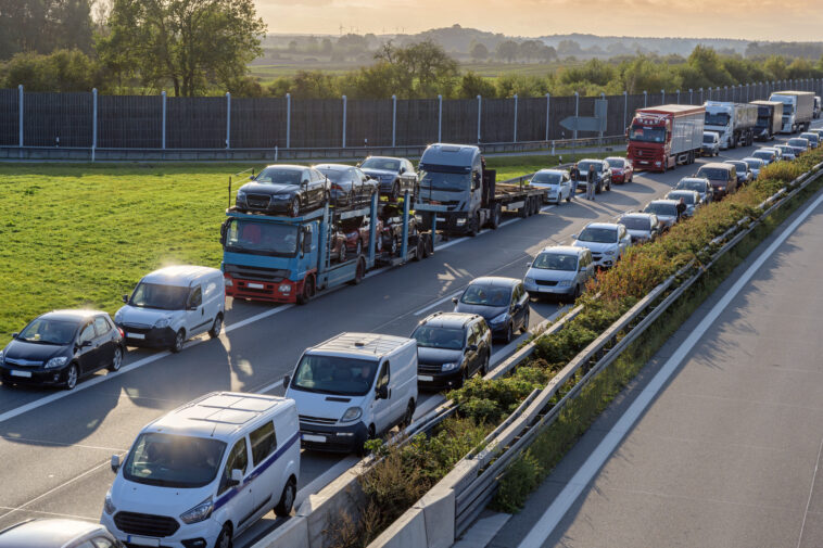 Atasco de tráfico con carril de emergencia