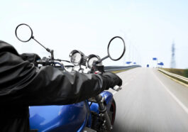 Motorista en carretera