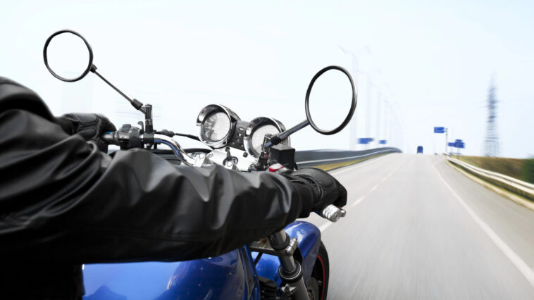 Motorista en carretera