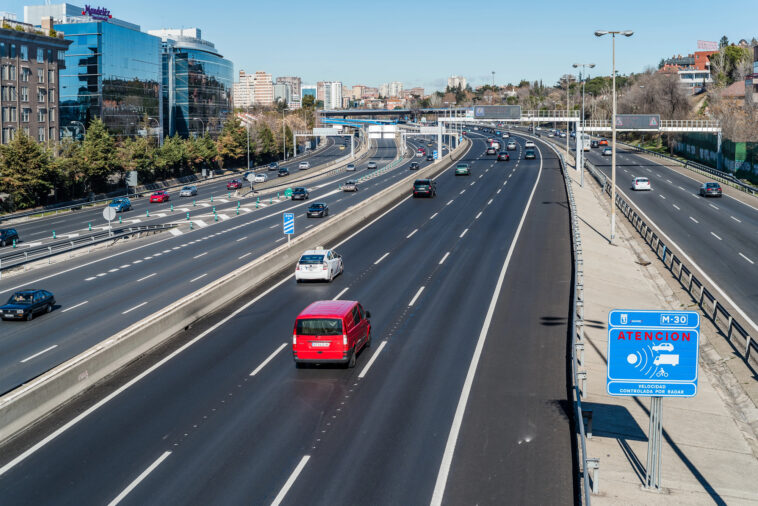 Radar de control de velocidad en autopista