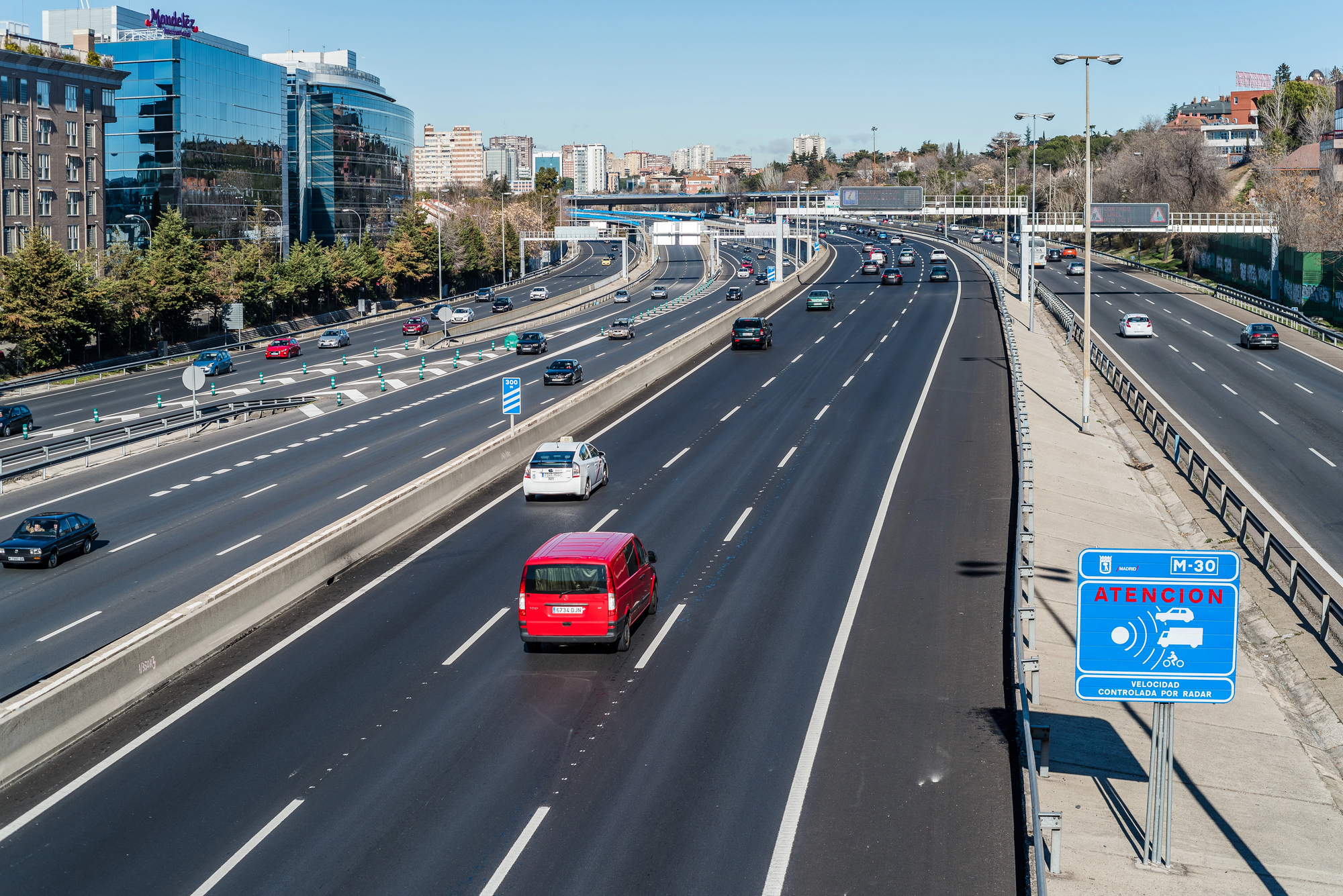 Radar de control de velocidad en autopista